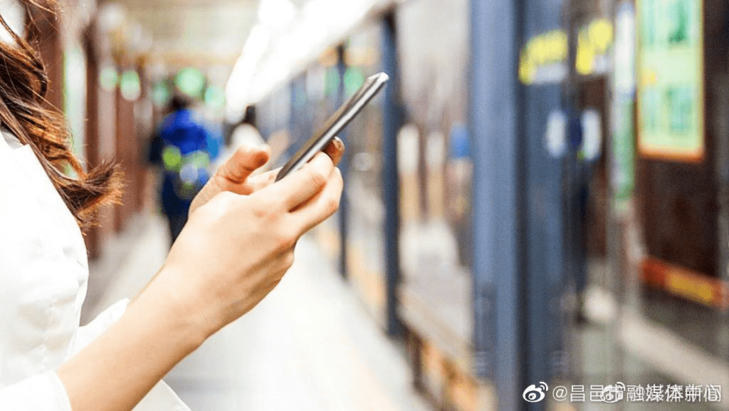 中怪路子苹果版:天涯路边社：地铁上女生手机隔空收到不雅照-第1张图片-太平洋在线下载
