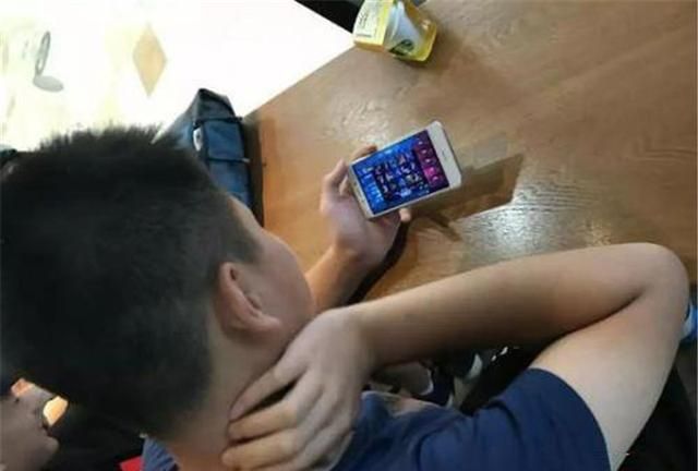 儿童玩手机的危害新闻儿童玩手机上瘾的危害视频-第2张图片-太平洋在线下载