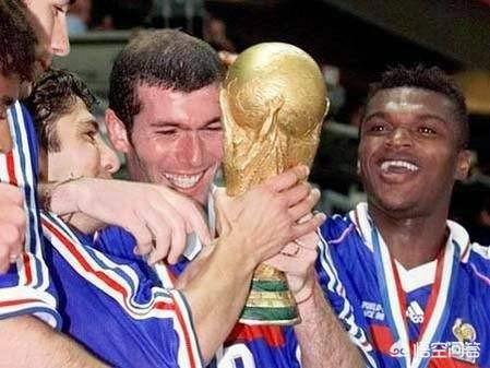 法国队世界杯欧洲杯连庄:法国队最伟大的球星，是普拉蒂尼还是齐达内呢？