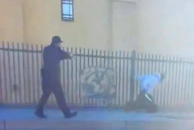 美国街头现场版小苹果视频:“怕他会飞刀”，美警察10枪打死双腿截肢黑人