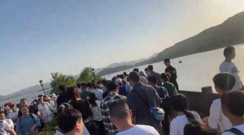 男子在西湖捞手机日入约一万:杭州西湖免费打捞队伍“捞哥”靠谱又专业，回应游客被收1500元打捞费